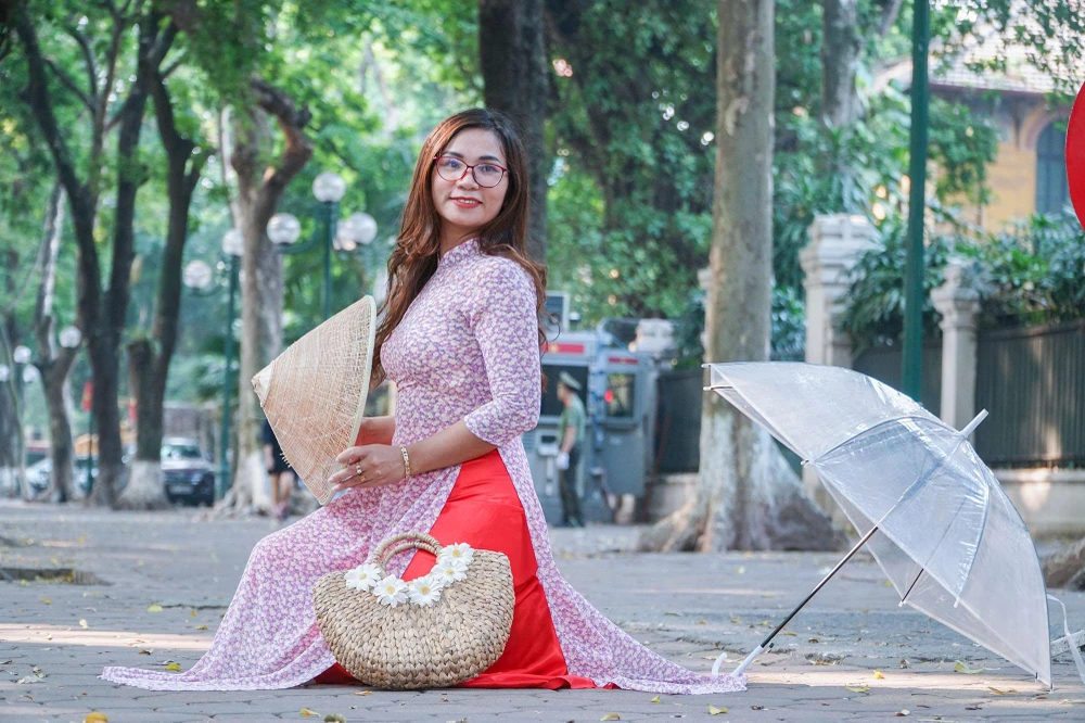 Nhiều người ngẩn ngơ trước sự se lạnh của những cơn gió heo may, cảm nhận mùa hoa sữa, hương vị của những trái sấu chín cành.