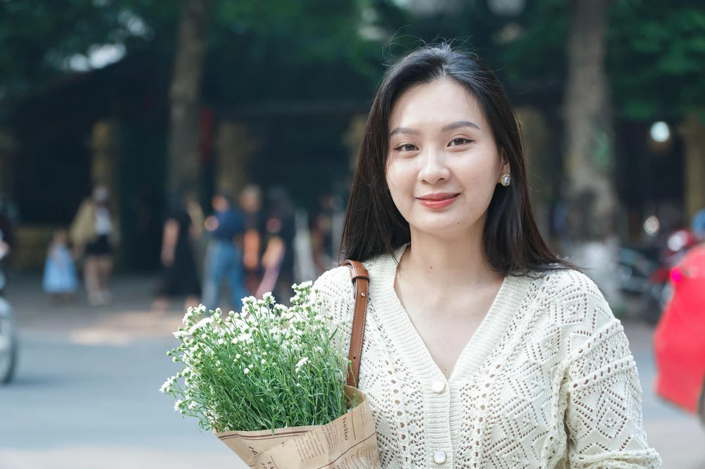 "Không chỉ là lưu giữ những tấm ảnh, chúng tôi còn muốn lưu giữ tình yêu của mình, để sau này nhìn lại sẽ thấy tình yêu đó thật nồng nàn, giống như mùa thu Hà Nội" - Thu chia sẻ.