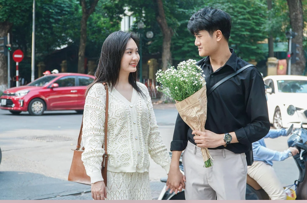 Đôi bạn trẻ Phú và Thu cho biết, hôm nay là ngày cuối tuần, nên cả hai tranh thủ ra góc phố này để lưu lại những kỷ niệm đẹp nhất.