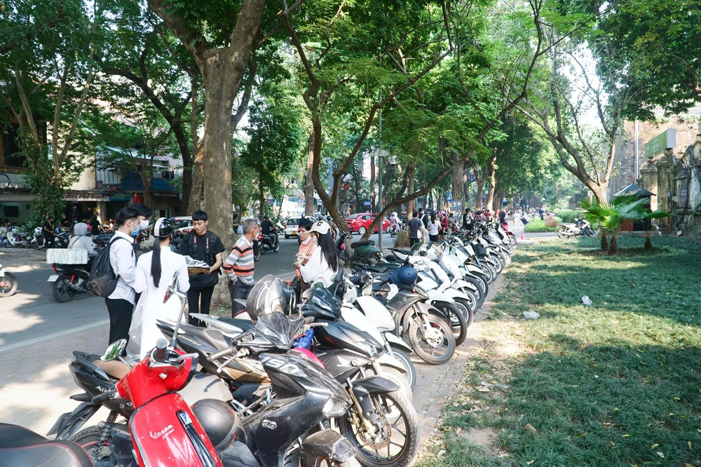 Ghi nhận trên phố Phan Đình Phùng, Hoàng Diệu..., TP Hà Nội, từ nhiều ngày nay rất đông người dân tới đây để chụp ảnh lưu niệm.