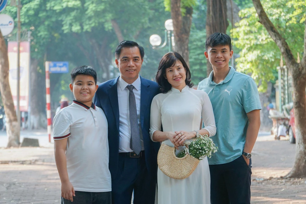 Một gia đình tranh thủ ngày cuối tuần cùng nhau đi tới đây chụp những bức ảnh làm kỷ niệm.