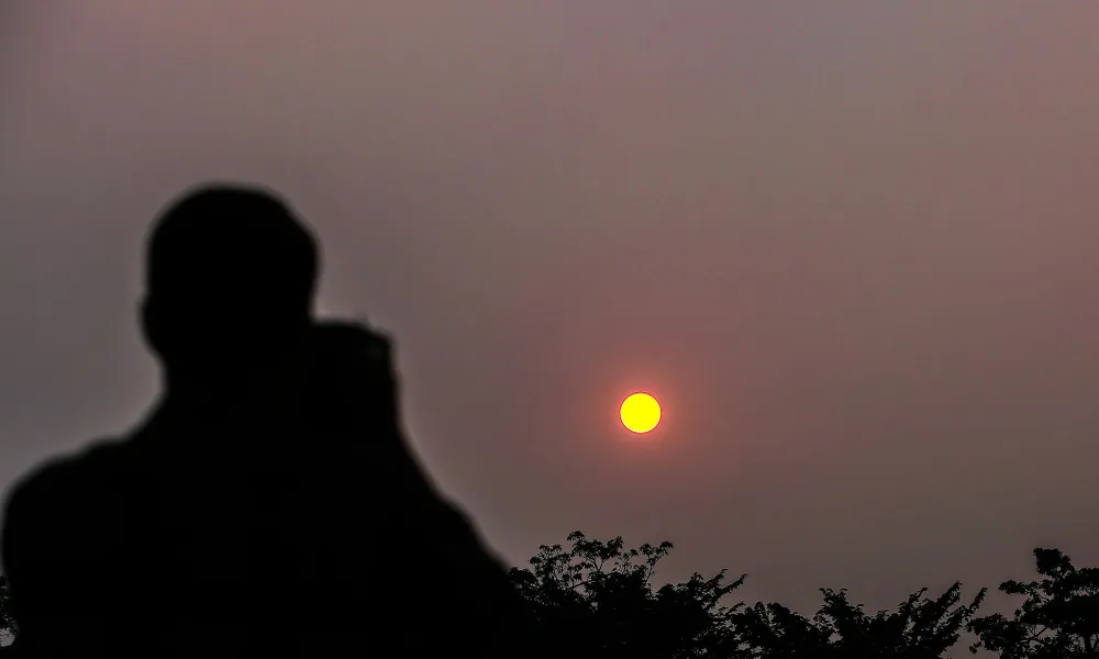 Ngay từ cuối giờ chiều ngày 8-11, khi mặt trời đang lặn dần xuống đường chân trời, nhiều người dân Hà Nội đã bắt đầu "săn" nguyệt thực. Hình ảnh trên ghi nhận ở khu vực quảng trường SVĐ Mỹ Đình, một người dân đang dùng máy ảnh quan sát mặt trời dẫn khuất xuống sau những lùm cây. Ngay từ cuối giờ chiều ngày 8-11, khi mặt trời đang lặn dần xuống đường chân trời, nhiều người dân Hà Nội đã bắt đầu "săn" nguyệt thực. Hình ảnh trên ghi nhận ở khu vực quảng trường SVĐ Mỹ Đình, một người dân đang dùng máy ảnh quan sát mặt trời dẫn khuất xuống sau những lùm cây.