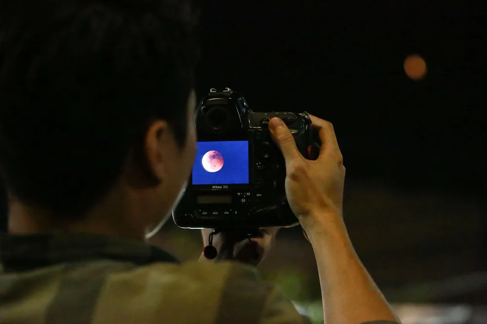 Lúc gần gần 19 giờ, hình ảnh nguyệt thực bắt đầu xuất hiện tại khu vực Hòa Lạc, Thạch Thất TP Hà Nội. Theo Trung tâm Dự báo Khí tượng Thủy văn Quốc gia, thời tiết miền Bắc chiều tối 8-11 không mưa, trời quang mây. Tuy nhiên, tình trạng ô nhiễm không khí do nghịch nhiệt có thể cản trở tầm nhìn khi quan sát hiện tượng nguyệt thực. Lúc gần gần 19 giờ, hình ảnh nguyệt thực bắt đầu xuất hiện tại khu vực Hòa Lạc, Thạch Thất TP Hà Nội. Theo Trung tâm Dự báo Khí tượng Thủy văn Quốc gia, thời tiết miền Bắc chiều tối 8-11 không mưa, trời quang mây. Tuy nhiên, tình trạng ô nhiễm không khí do nghịch nhiệt có thể cản trở tầm nhìn khi quan sát hiện tượng nguyệt thực.