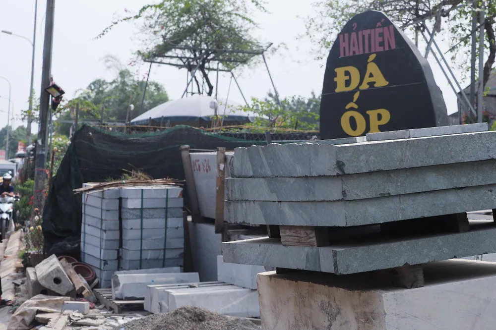 ...chỗ thì để vật liệu xây dựng của các hộ kinh doanh.