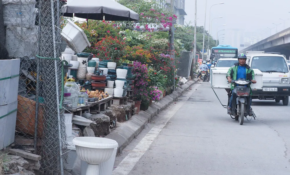 Điều này càng nghiêm trọng hơn khi vỉa hè đối diện lô cốt đã bị lấn chiếm toàn bộ, chỗ thì kinh doanh, bày bán cây cảnh...