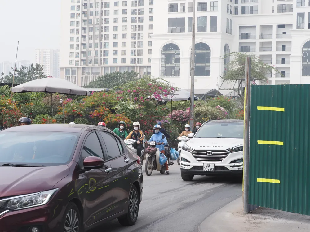 Việc lấn chiếm lòng đường để kinh doanh như vậy hẳn là vi phạm pháp luật. Và nay, khi lô cốt bắt buộc phải dựng lên để thi công hố ga ngầm, vấn đề này càng phải chấn chỉnh. Nếu vỉa hè được giải phóng và được dùng tạm làm lối đi lại khu vực sát công trường thì có thể giảm bớt ùn tắc giao thông đường vành đai ba qua quận Thanh Xuân, Hoàng Mai, Hà Nội.