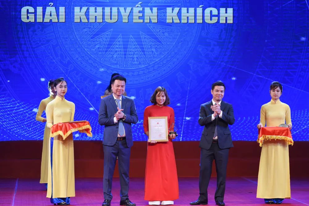 Phóng viên Phạm Thị Anh (giữa) trong lễ trao giải vì sự nghiệp giáo dục Việt Nam sáng nay. Ảnh: PHI HÙNG