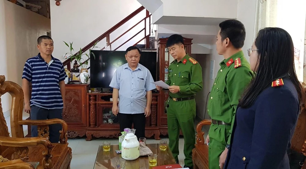 Cơ quan điều tra đọc lệnh khám xét nơi ở của ông Nông Văn Chè (áo sơ mi ngắn tay). Ảnh CTV