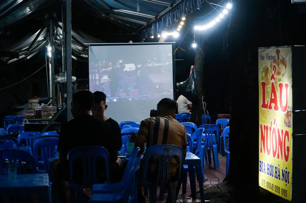 Một số hàng quán vỉa hè ở phường Mỹ Đình II, quận Nam Từ Liêm cũng tất bật dựng màn hình trước khi khai mạc mùa World Cup 2022.