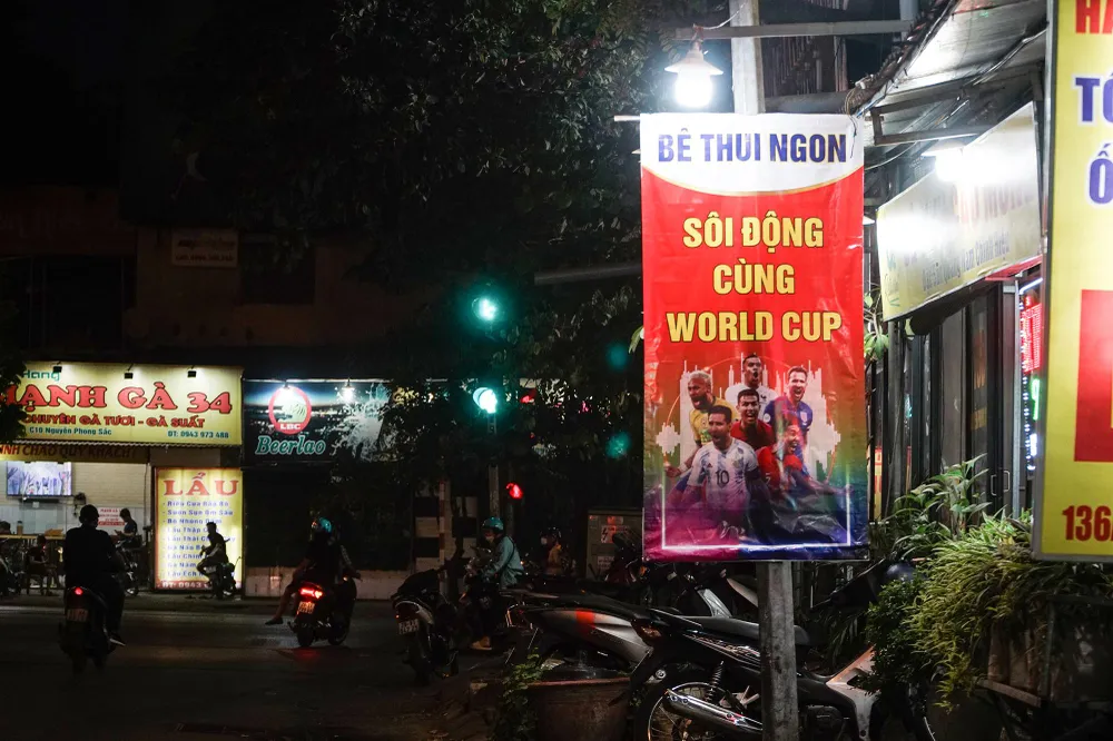 Banner, phướn được giăng quảng cáo rầm rộ với các chương trình khuyến mãi, quay số trúng thưởng... Hình ảnh một quán bê thui trên đường Nguyễn Phong Sắc treo banner để thu hút khách hàng.