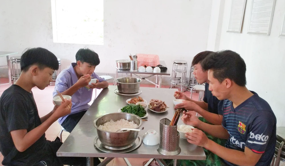 Hai em Tòng và Nụ (tay trái) được Đồn biên phòng Cửa khẩu Lóng Sập nhận nuôi đã vài năm nay. Ảnh: PHI HÙNG