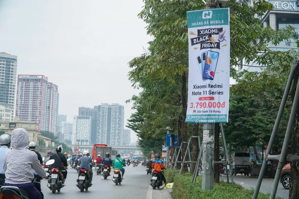 Ghi nhận trên nhiều tuyến phố của Hà Nội, nhiều siêu thị, cửa hàng... treo biển giảm giá rầm rộ với nhiều hình thức để hưởng ứng dịp Black Friday 2022.