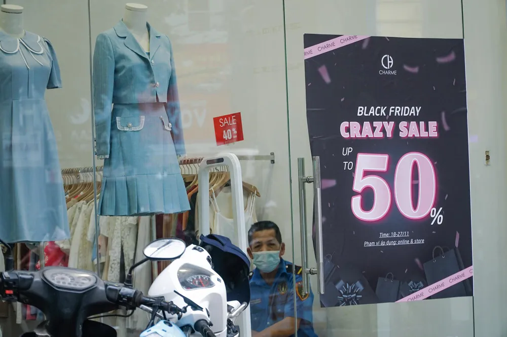 Theo nhật báo USA Today, ngày Black Friday lần đầu được nhắc tới vào năm 1939, khi Franklin D. Roosevelt - Tổng thống thứ 32 của Mỹ - đứng trước sức ép phải chuyển Lễ tạ ơn từ ngày thứ năm cuối cùng lên thành thứ 5 lần thứ 4 trong tháng 11, với mục đích kéo dài mùa mua sắm Giáng sinh.