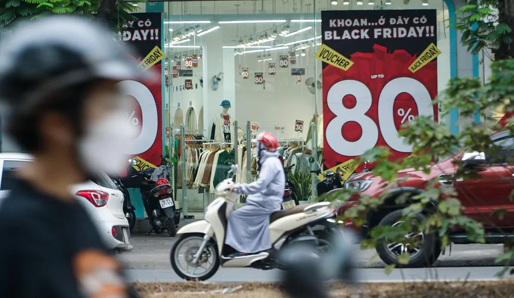 Bởi, khi mùa mua sắm kéo dài, người ta sẽ chi tiêu nhiều hơn, nền kinh tế đang khủng hoảng lúc bấy giờ sẽ nhận được một sự thúc đẩy cần thiết. Đó chính là ý tưởng hình thành nên sự ra đời của Black Friday.