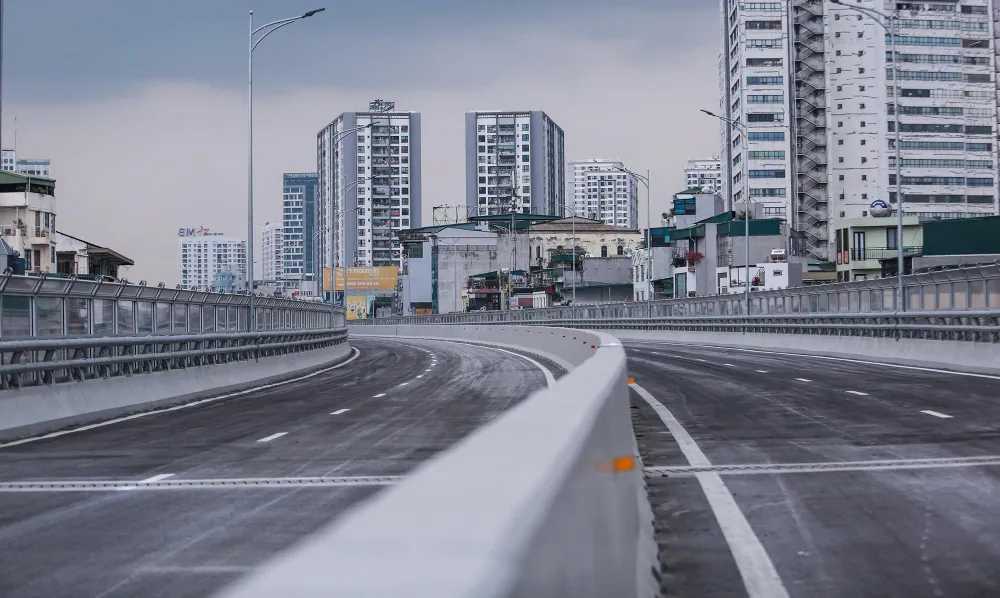 Tuyến Vành đai 2 trên cao có chiều dài hơn 5km, điểm đầu tiếp giáp phía nam cầu Vĩnh Tuy, điểm cuối tiếp giáp với nút giao Ngã Tư Sở. Tuyến đường sau khi thông xe sẽ cho phép chạy tốc độ 80 km/h.