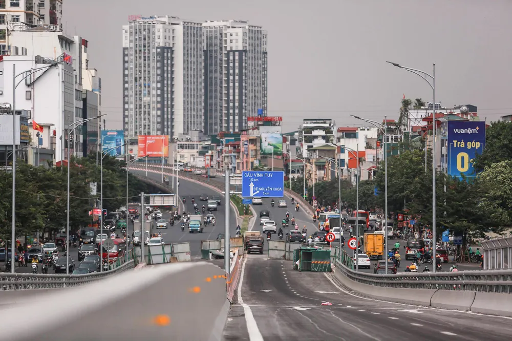 Hệ thống vạch kẻ đường, biển báo giao thông, vách chống ồn... hiện đã đã được lắp đặt.