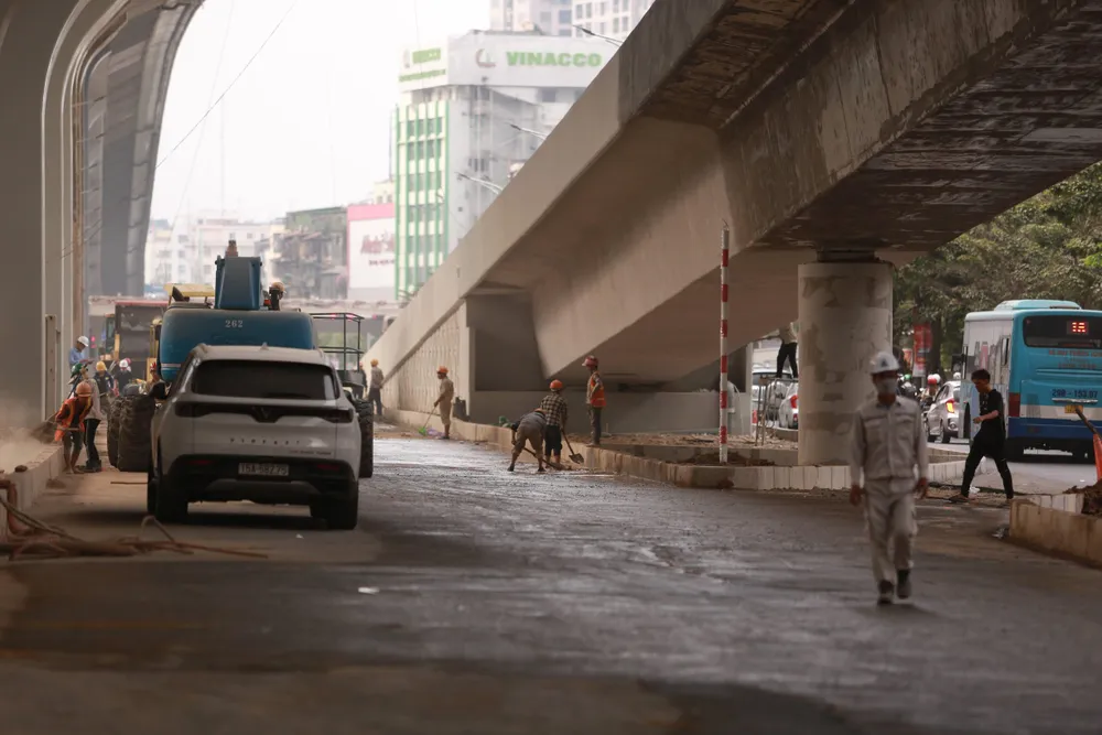 Cũng theo ông Cường, dự án có khối lượng công việc rất lớn và đặc thù thi công trên khu vực có mật độ giao thông cao, quá trình thi công trong 4 năm qua cũng gặp nhiều khó khăn như dịch COVID-19 giá vật liệu tăng mạnh. Tuy nhiên, đơn vị đã nỗ lực khắc phục khó khăn, đến nay dự án đã chuẩn bị cán đích an toàn, đảm bảo chất lượng và đúng tiến độ.