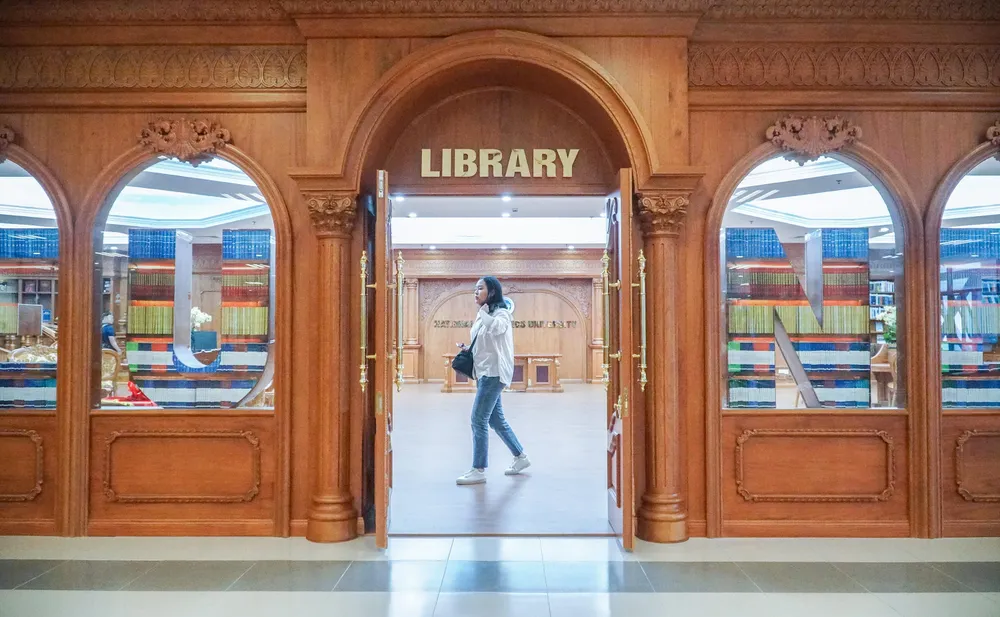 Hiện nay thư viện đầu mối tại Đại học Kinh tế Quốc dân có 700-1.000 lượt sinh viên trong trường ra vào mỗi ngày. Cao điểm các ngày ôn thi, số lượng sinh viên vượt trên 1.000 người/ngày.