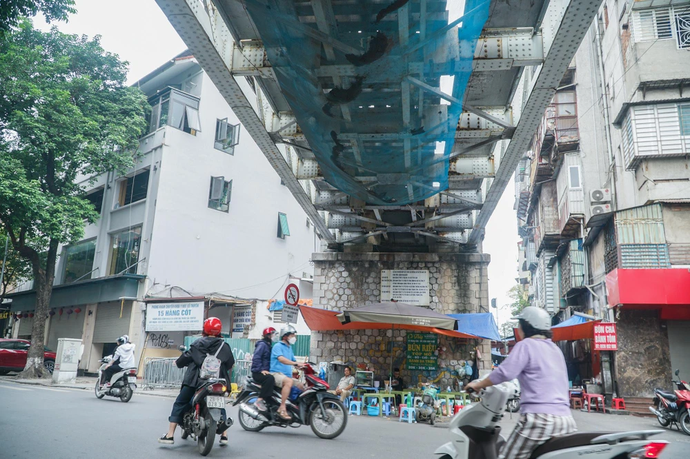 Đường sắt xuyên qua nội đô là một nét đặc trưng của Hà Nội, trong đó đáng chú ý là đoạn đi lên cao để vào cầu Long Biên, vượt sang bên kia sông Hồng. Đoạn này bắt đầu từ điểm cắt đầu đường Điện Biên Phủ, thời gian qua trở thành điểm thu hút khách du lịch bởi các quán café đường tàu, rồi được tôn lên cao dần bằng kè đá, chạy dọc phố Phùng Hưng và phố Gầm Cầu.