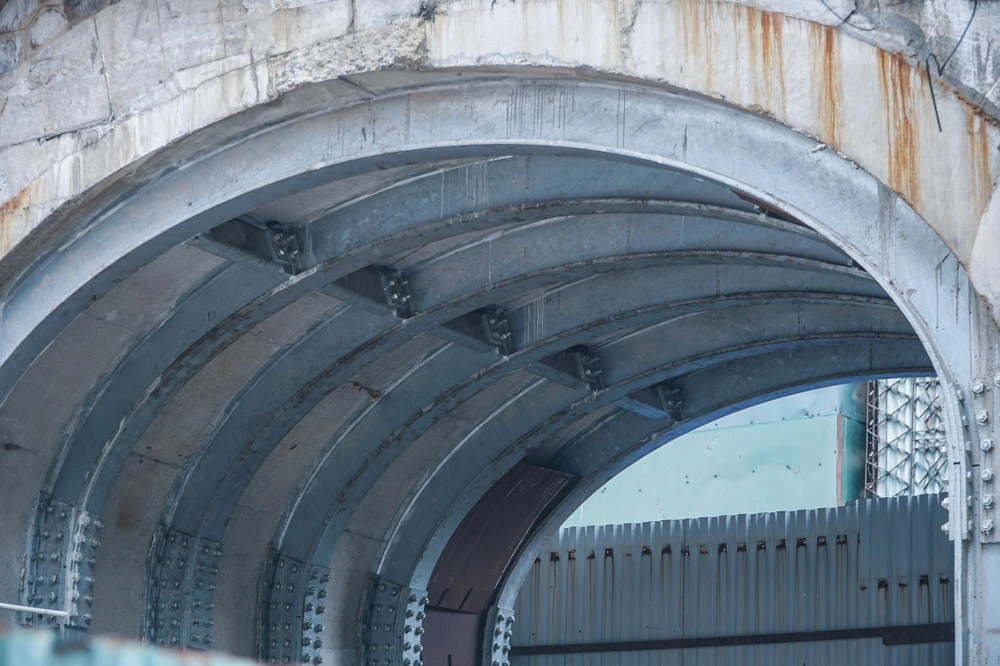 Triển khai kế hoạch này, Hà Nội đã thí điểm đục thông được 2 vòm cầu. Phương án là dựng khung, bệ sắt gia cố đỡ cho đường sắt phía trên. Trong ảnh: Vòm cầu đoạn gần phố Gầm Cầu tiếp giáp phố Hàng Lược sau khi được đục thông và gia cố.