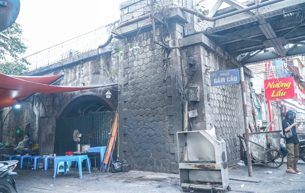 Dự án thí điểm đục thông vòm cầu đến nay dừng lại như vậy. Bên ngoài công trình được quây tôn, người dân “mượn tạm” vỉa hè bán hàng. Chưa biết bao giờ không gian dự kiến tổng diện tích 3.600m2 mới được tái tạo để đưa vào khai thác văn hóa, thương mại.