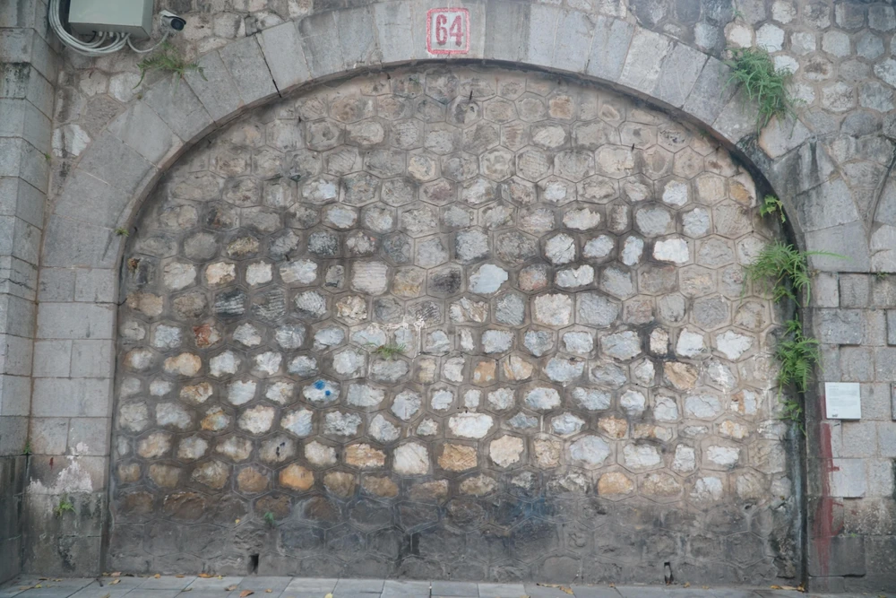 Tuy nhiên, những năm 1980 trở về trước, vì nhiều lý do, hầu hết các vòm cầu đá rất đẹp này bị bịt lại.