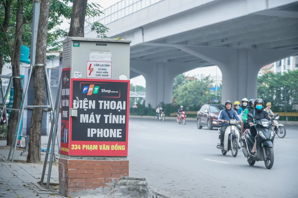 Dọc theo tuyến đường Phạm Văn Đồng, TP Hà Nội những ngày này, nhiều cửa hàng, siêu thị để biển, băng rôn quảng cáo ngập tràn trên vỉa hè.