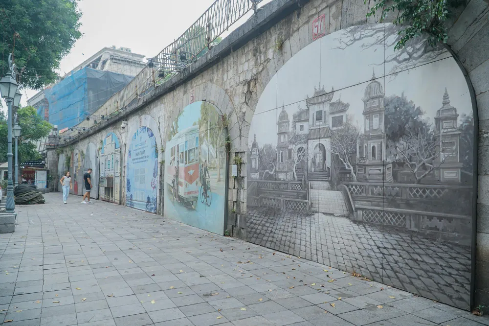 Dự án công trình phố bích hoạ Phùng Hưng Hà Nội được các hoạ sĩ Hàn Quốc và Việt Nam triển khai từ thời điểm ngày cuối năm 2017 và khai trương vào tháng 2-2018.