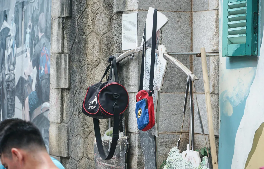 Trao đổi với PLO, đại diện Ban quản lý phố cổ Hà Nội cho biết, UBND quận Hoàn Kiếm đã giao cho đơn vị này triển khai duy tu phố bích họa Phùng Hưng.