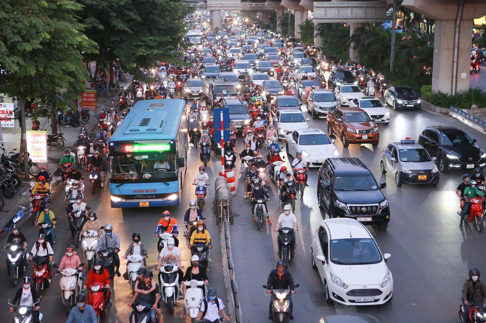 Thời gian trước, chỉ trong vài tháng đường Nguyễn Trãi, đoạn từ nút giao Nguyễn Xiển tới Ngã Tư Sở đã thực hiện nhiều giải pháp, nhưng vào giờ cao điểm đoạn đường vẫn ùn tắc kéo dài. Về giải pháp lâu dài, Hà Nội sẽ tiếp tục tuyên truyền nâng cao ý thức của người dân. Đồng thời, tăng cường kiểm tra, xử lý vi phạm giao thông...