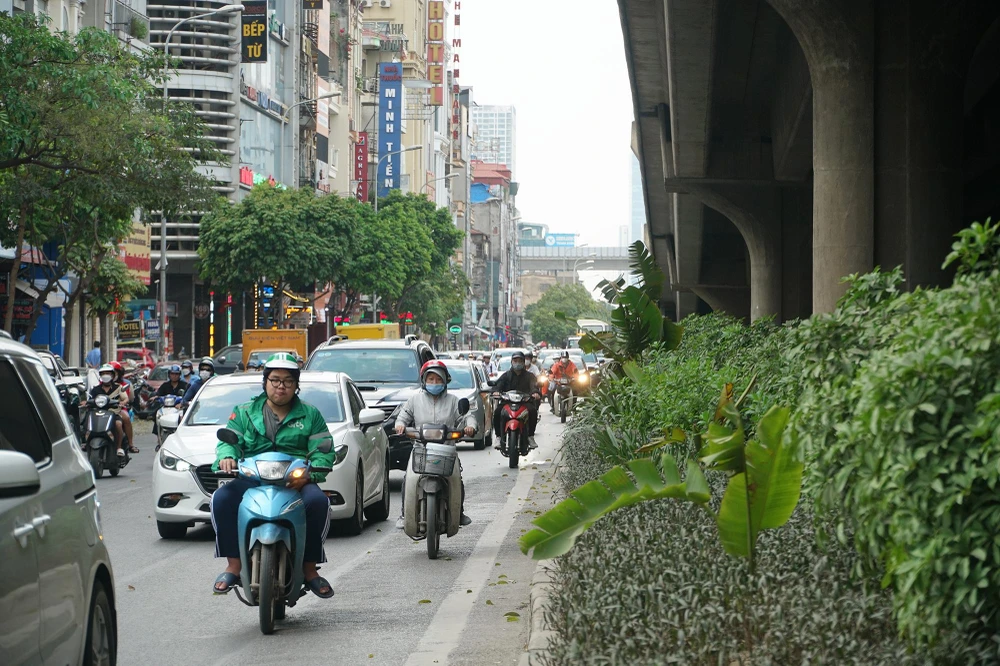 Theo quan sát, hiện nay dải phân cách trên đường Nguyễn Xiển vẫn còn rất rộng, trong khi lưu lượng tham gia giao thông ở đây rất lớn.