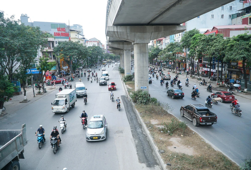 Ghi nhận tại tuyến đường Hồ Tùng Mậu (đoạn ngã tư Mai Dịch) đây là một trong những tuyến đường thuộc cửa ngõ Thủ đô, vào lúc bình thường, giao thông đi lại khá thông thoáng. Tuy nhiên, vào giờ cao điểm giao thông đi lại qua khu vực ngã tư này rất vất vả vì là một trong 35 điểm ùn tắc giao thông.