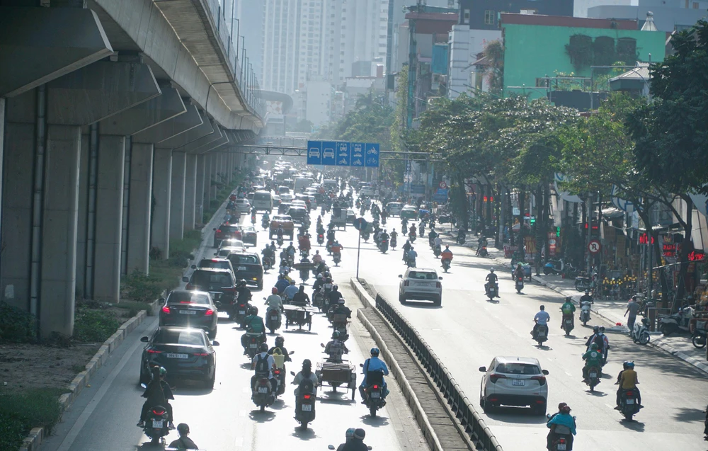 Một hai ngày trước, thời tiết Hà Nội có phần khá oi bức, ánh nắng mặt trời chói chang, đặc biệt là vào buổi trưa và đầu giờ chiều, khiến cho nhiều người ít nhiều cảm thấy khó chịu mỗi khi ra đường.