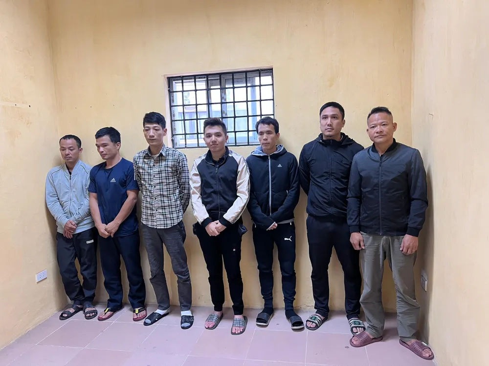 Nhóm người bị công an bắt giữ trong đường dây cá độ bóng đá. Ảnh: CTV