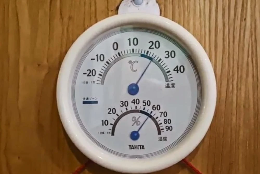 Chị Yến (quận Cầu Giấy) chia sẻ, ở trong nhà hơi ấm từ những ngày trước vẫn còn, nên nhiệt độ lúc 7 giờ sáng nay trong nhà chị vẫn ở mức 26 độ C. Độ ẩm cũng cải thiện so với mấy ngày trước, ở mức 60%, mang lại cảm giác dễ chịu.