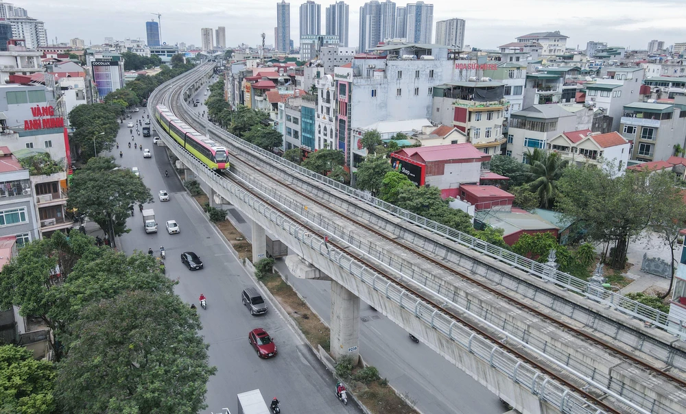 Ngày 5-12, những đoàn tàu đầu tiên trên tuyến đường sắt đô thị Nhổn - ga Hà Nội vận hành thử đoạn trên cao từ Nhổn đến nhà ga Trường Đại học Giao thông Vận tải.