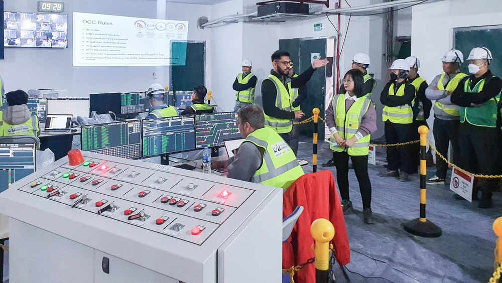 Không khí tại nhà điều hành trung tâm (OCC) rất khẩn trương.