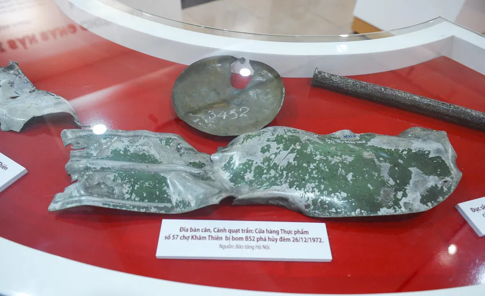 Chiến thắng “Hà Nội - Điện Biên Phủ trên không” – 12 ngày đêm cuối tháng 12-1972 đã đi vào lịch sử dân tộc, mãi là một trong những mốc son chói lọi in sâu vào tâm trí của mỗi người dân Thủ đô cũng như người Việt Nam, nhắc nhở cho thế hệ trẻ ngày nay thành kính, biết ơn Chủ tịch Hồ Chí Minh, các anh hùng, liệt sỹ, đồng bào đã hi sinh vì độc lập, tự do của Tổ quốc. Chiến thắng “Hà Nội - Điện Biên Phủ trên không” – 12 ngày đêm cuối tháng 12-1972 đã đi vào lịch sử dân tộc, mãi là một trong những mốc son chói lọi in sâu vào tâm trí của mỗi người dân Thủ đô cũng như người Việt Nam, nhắc nhở cho thế hệ trẻ ngày nay thành kính, biết ơn Chủ tịch Hồ Chí Minh, các anh hùng, liệt sỹ, đồng bào đã hi sinh vì độc lập, tự do của Tổ quốc.