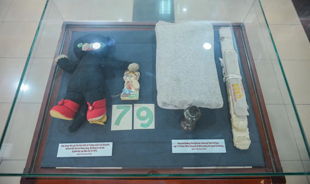 Nghiên cứu các tài liệu lưu trữ, hình ảnh đang được bảo quản, có thể nói, sự tàn khốc của cuộc chiến năm ấy đã đi qua nhưng tầm vóc ý nghĩa của 12 ngày đêm rực lửa vẫn còn vẹn nguyên, âm vang mãi trong ký ức. Nghiên cứu các tài liệu lưu trữ, hình ảnh đang được bảo quản, có thể nói, sự tàn khốc của cuộc chiến năm ấy đã đi qua nhưng tầm vóc ý nghĩa của 12 ngày đêm rực lửa vẫn còn vẹn nguyên, âm vang mãi trong ký ức.