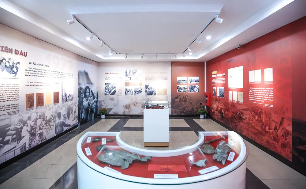 Theo đó, triển lãm trưng bày hơn 80 tài liệu, hình ảnh về chiến dịch “Điện Biên Phủ trên không” trên bầu trời Hà Nội diễn ra trong 12 ngày đêm cuối năm 1972. Theo đó, triển lãm trưng bày hơn 80 tài liệu, hình ảnh về chiến dịch “Điện Biên Phủ trên không” trên bầu trời Hà Nội diễn ra trong 12 ngày đêm cuối năm 1972.