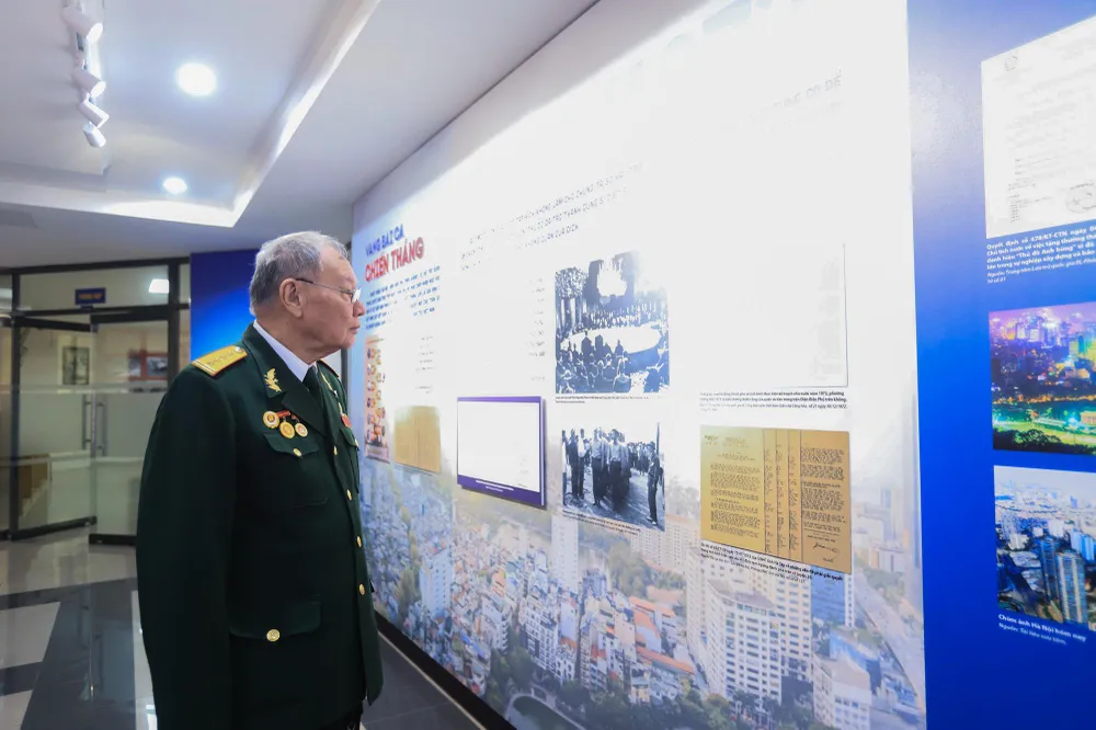 Một cựu chiến binh đã đi qua một thời bom đạn đã tới đây để nhìn lại hình ảnh tàn khốc của cuộc chiến năm ấy. Một cựu chiến binh đã đi qua một thời bom đạn đã tới đây để nhìn lại hình ảnh tàn khốc của cuộc chiến năm ấy.