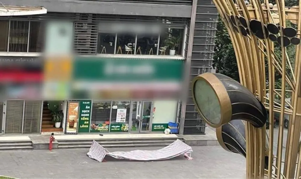 Khu vực bé trai rơi từ tầng cao xuống đất tử vong ở khu đô thị Times City. Ảnh: CTV