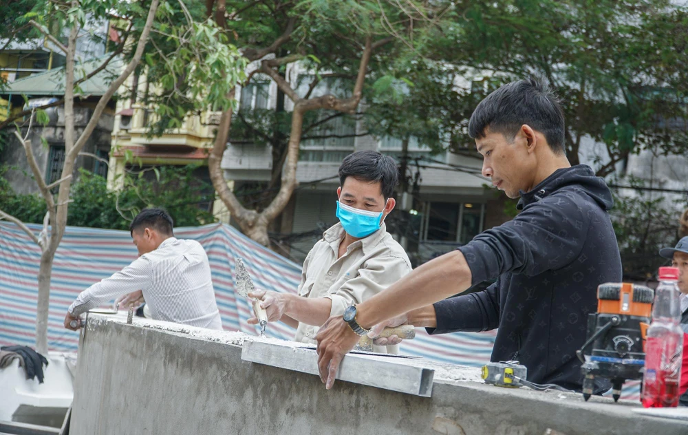 Không khí thi công tại công trường khẩn trương, nghiêm túc.