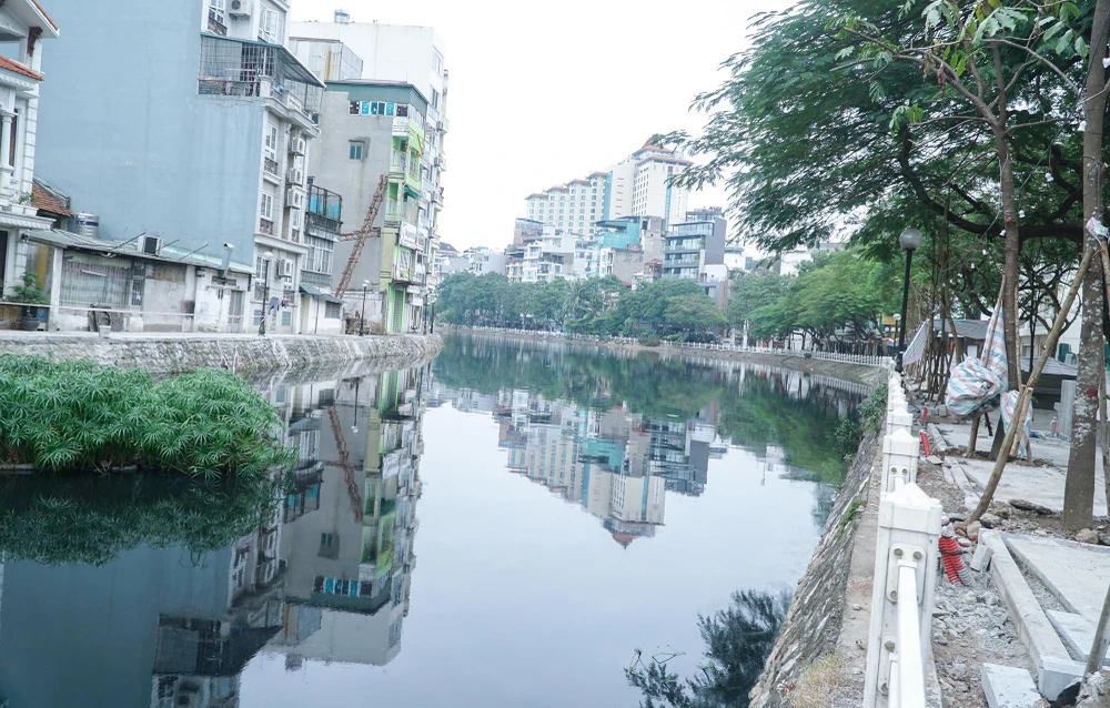 Chính quyền phường Trúc Bạch đang cho chỉnh trang lại đường, vỉa hè, cải tạo cảnh quan phố đi bộ, sơn kẻ vạch đường các tuyến phố. Lắp đặt biển thông tin, biển chỉ dẫn...