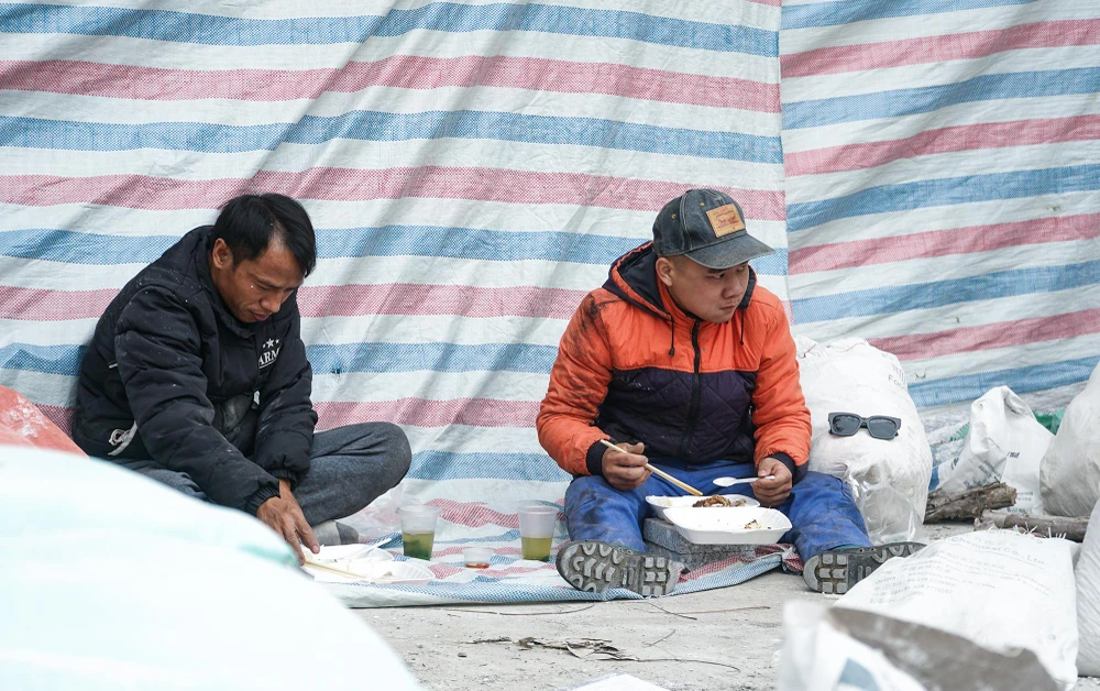 Các công nhân tranh thủ ăn trưa tại công trường để làm việc cho kịp tiến độ đề ra.