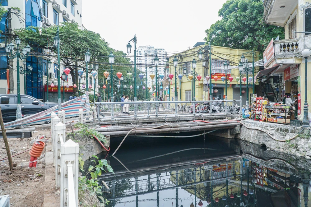 Mặc dù vậy, hiện nay một kênh nước bốc mùi hôi thối, có màu nước đen đục chảy qua khu vực phố đi bộ Trúc Bạch đang khiến người dân lo lắng vì mất mỹ quan, ảnh hưởng đến sức khỏe của du khách khi tới đây vui chơi.