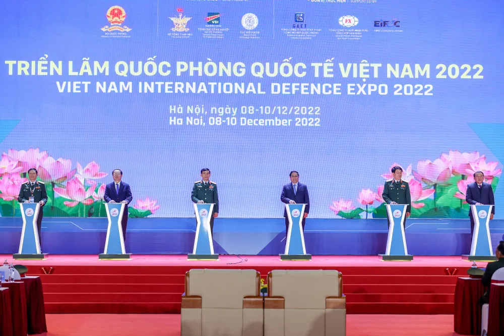 Thủ tướng và các đại biểu thực hiện nghi thức khai mạc triển lãm. Ảnh: VGP