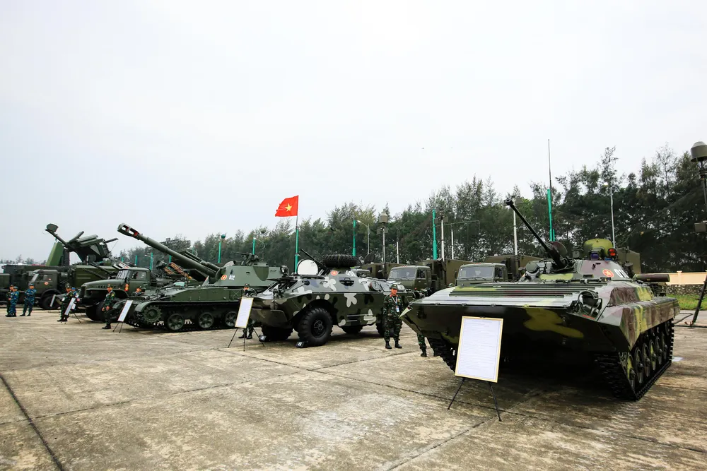 Theo ghi nhận, tại khu vực ngoài trời, ban tổ chức đã trưng bày một số vũ khí trang bị của Quân đội nhân dân Việt Nam (không dùng cho mục đích thương mại và chuyển giao công nghệ).