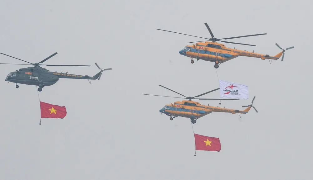 Bay khai mạc triển lãm, là đội bay gồm 6 trực thăng họ Mi, mỗi trực thăng mang theo cờ Tổ quốc và cờ triển lãm. Mỗi lá cờ diện tích 20m2, với kích thước 5,4m x 3,6m.