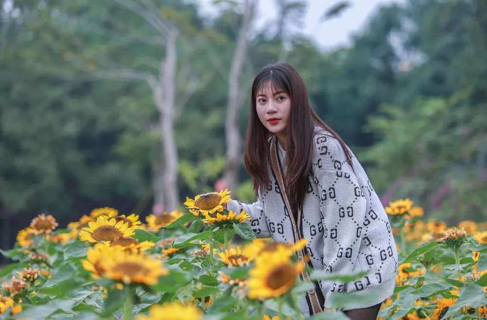 Dương Diễm Hương ( ở huyện Mê Linh) chia sẻ đây là lần đầu tiên bản thân được tham gia một lễ hội hoa lớn như như vậy. Dù lễ hội được tổ chức ở quê mình, nhưng cô không khỏi háo hức từ nhiều ngày trước. Dương Diễm Hương ( ở huyện Mê Linh) chia sẻ đây là lần đầu tiên bản thân được tham gia một lễ hội hoa lớn như như vậy. Dù lễ hội được tổ chức ở quê mình, nhưng cô không khỏi háo hức từ nhiều ngày trước.